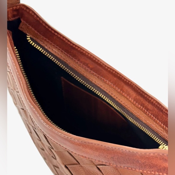 BRAVE - women’s Ava Vachetta Tan luxe leather shoulder bag hand woven - Picture 5 of 10